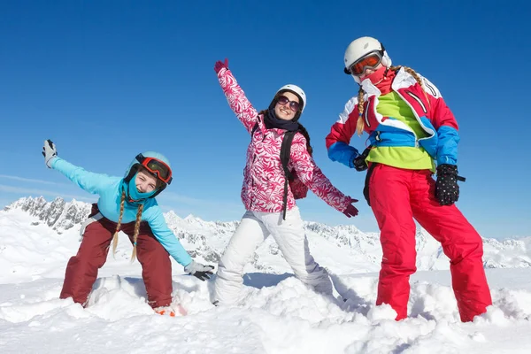 Семейный Лыжный Тур Группа Молодых Девушек Девочек Подростков Зимние Каникулы — стоковое фото