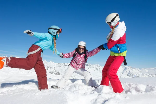 Bir Grup Genç Kız Genç Kız Kış Tatilinde Dağlarda Kayak — Stok fotoğraf