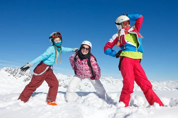 Fransız Alpleri Nde Kış Tatilindeki Genç Kızın Kar Altında Renkli — Stok fotoğraf