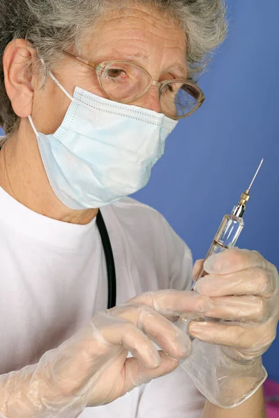 Enfermera Con Máscara Protectora Guantes Prepara Inyección Vacuna Medicamento Para — Foto de Stock