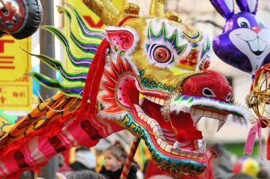 Paris 'te çok renkli Çin Yeni Yılı ejderhası Çin' de festival ya da bahar festivali olarak adlandırılır. 2021 Bufalo Yılı 'nı, 2022 Kaplanı' nı kutlayacak.