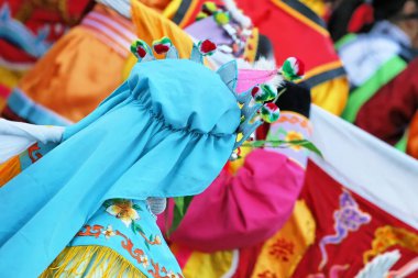 Paris 'te Çin Yeni Yılı için geçit töreni ve renkli kıyafetler. Çin' de yeni yıl festivali ya da bahar festivali olarak adlandırılır. 2021 Bufalo Yılı 'nı, 2022 Kaplanı' nı kutlayacak.