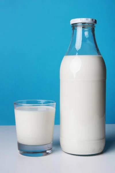 Glasflasche Mit Frischer Milch Mit Vollem Glas Für Ein Gutes — Stockfoto