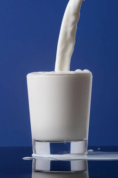 Großaufnahme Flasche Milch Die Bis Zum Rand Ein Glas Gegossen — Stockfoto