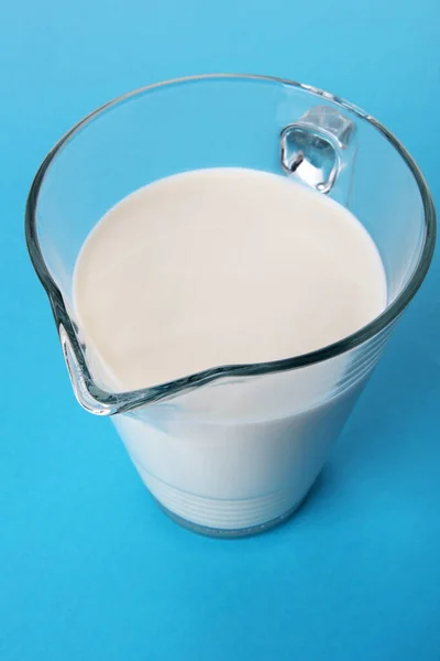 Glaskaraffe Mit Frischer Milch Isoliert Auf Blauem Hintergrund Mit Schatten — Stockfoto
