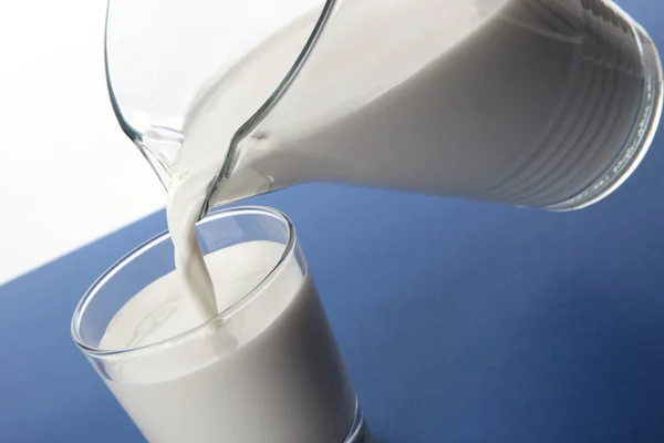 Köstliche Frische Milch Aus Krug Ein Glas Gegossen Und Isoliert — Stockfoto