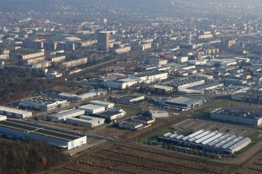 Mantes-la-Jolie 'nin havadan görünüşü, Yvelines departmanının büyük bir kasabası (78200), Ile-de-France bölgesi, Fransa - 3 Ocak 2010