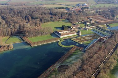 Chaussy, Fransa - 3 Ocak 2010: Fransa 'nın Ile-de-France bölgesindeki Val-d' Oise departmanındaki Villarceaux şatosu ve emlak bahçesinin havadan fotoğrafı