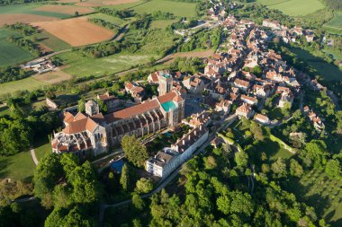 Vezelay Bazilikası 'nın hava fotoğrafı, L' yonne bölümü 89450, Bourgogne-Franche-Comte bölgesi, Fransa