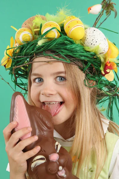 Concept Pâques Enfant Qui Mange Lapin Chocolat Jeune Fille Porte Images De Stock Libres De Droits