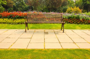 Parktaki ahşap bank.