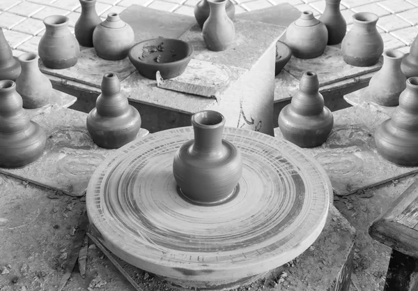 Trabalhando em uma roda de cerâmica artesanal . — Fotografia de Stock