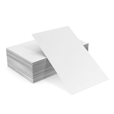 Beyaz arka plan üzerinde boş kartvizit yığını.