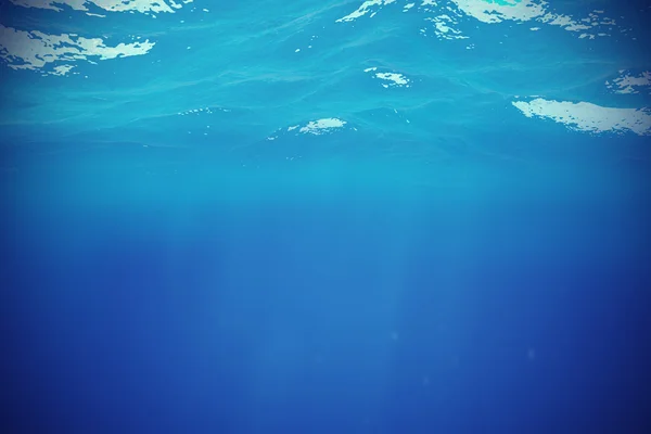 Υποβρύχια μπλε φόντο στη θάλασσα, ωκεανό, με ένταση φωτός. 3D απεικόνιση — Φωτογραφία Αρχείου