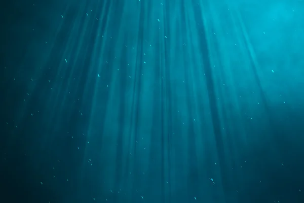 Підводне море, океан з легкими променями. 3d ілюстрація — стокове фото
