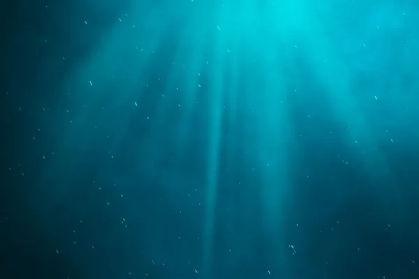 Víz alatti tenger, óceán, könnyű sugarak. 3D-s illusztráció — Stock Fotó