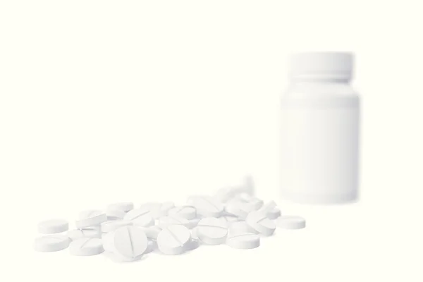 Таблетки из пузырька с таблетками изолированы на белом фоне с глубиной эффекта поля. 3d иллюстрация — стоковое фото
