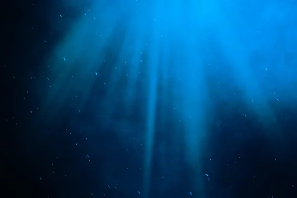 Підводне море, океан з легкими променями. 3d ілюстрація — стокове фото