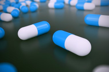 Siyah arka plan üzerinde paketler halinde ilaç antibiyotik ile mavi beyaz yuvarlak kapsül hapları yığını. 3d illüstrasyon