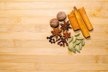 Tarçın, kakule, karanfil, karabiber, Nutmeg, Star anason içeren farklı baharatlar..