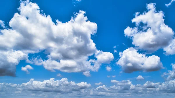 Yazın beyaz bulutlu mavi gökyüzü