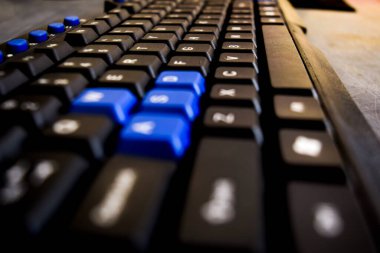 Seçici odaklı bilgisayar siyah klavyesi.