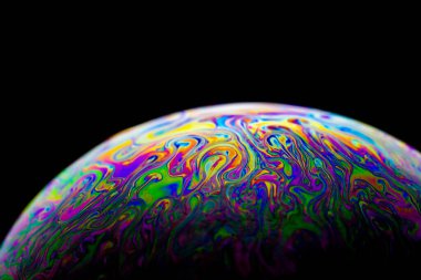 Güzel soyut ve çeşitli renkli sabun köpüğü makrosu oval şekilli, siyah arkaplan ve seçici odaklı.