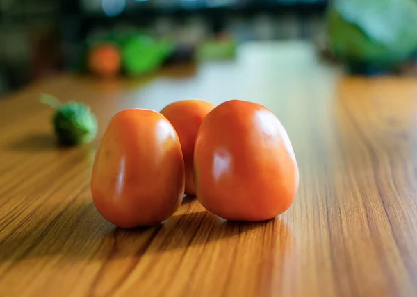Tomates Vermelhos Mesa Com Foco Seletivo Espaço Cópia — Fotografia de Stock