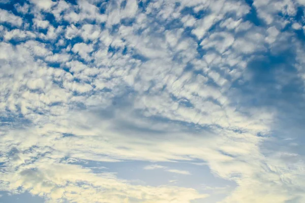 Akşamları mavi gökyüzü ve farklı doğal bulutların oluşturduğu bulutların soyut bir fotoğrafı..