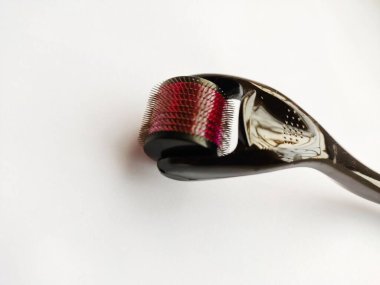 Tıbbi kullanım için dermatolojik paten iğnesi seçici odak noktasında beyaz arkaplan makro görünümünde