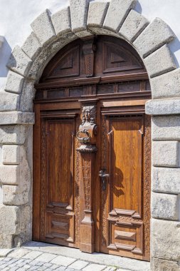 Metal saplı eski bir ahşap kapı.