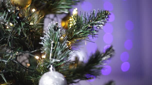 圣诞或新年时 一个男人的密切合作装饰着圣诞树 他把一个蓝色的球玩具挂在树上 — 图库视频影像