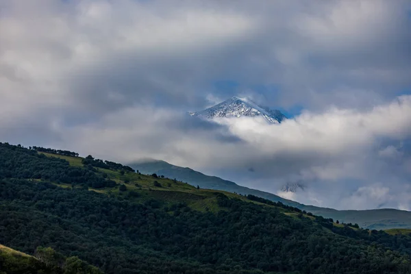 Landschap Van Groene Bergen Van Kaukasus Dikke Wolken Bedekken Toppen — Stockfoto