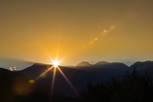 Ранним Утром Горах Первые Лучи Солнца Выходят Над Вершинами Хребта — стоковое фото
