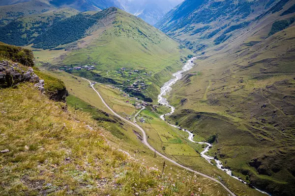 Majestueuze Bergen Van Kaukasus Met Een Prachtig Uitzicht Groene Vegetatie — Stockfoto