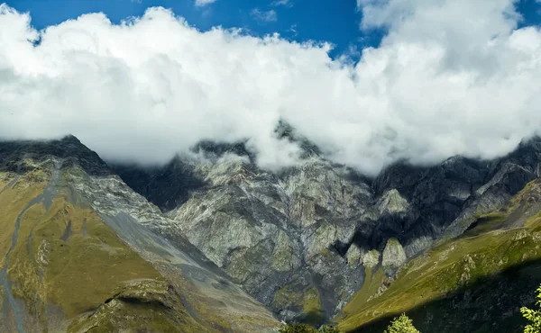 Hoge Bergen Van Kaukasus Met Prachtig Uitzicht Groene Vegetatie Dicht — Stockfoto