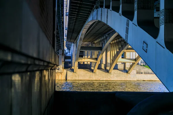 Güçlü Demir Köprü Yapısı Aşağıdan Görünüyor Beton Sütunlar Büyük Demir — Stok fotoğraf