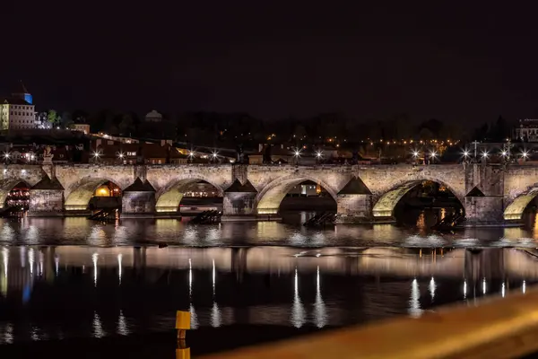 Ponte Charles Praga Noite Com Luzes Coloridas Lanternas Rio Reflexo — Fotografia de Stock