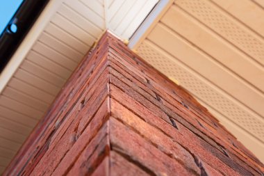 Kahverengi tuğla. Evin ön cephesini tamamlamak için termal paneller takın. Açık hava dekorasyonu için fayanslar