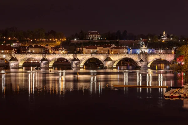 Ponte Charles Praga Noite Com Luzes Coloridas Lanternas Rio Reflexo — Fotografia de Stock