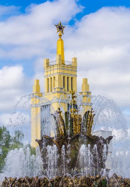 Rosja Moskwa 2016 Kamienny Kwiat Fontanny Vdnh Tle Wysoki Budynek — Zdjęcie stockowe