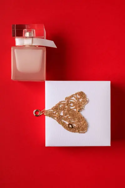 Prezent Walentynki Perfumy Pudełko Złotym Łańcuchem Czerwonym Tle — Zdjęcie stockowe