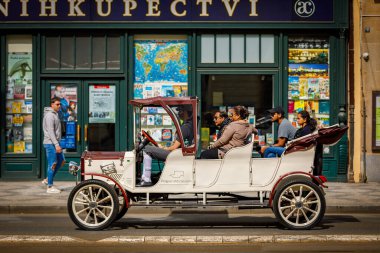 Çek Cumhuriyeti 14 Nisan 2018 Turizm gezileri için klasik arabalar. Turistlerin kullandığı üstü açık bej bir araba..