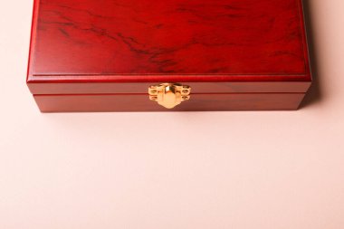 Tirbuşon ve çıkarılabilir kapaklar. Şarap mantarları ve şişe açacakları pembe arka planda tahta bir kutuda..