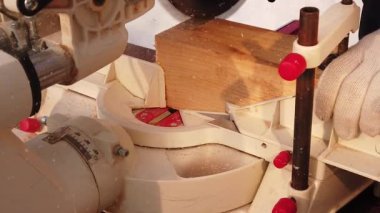 Bir işçi dairesel testere ile bir blok keser