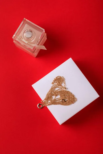 Prezent Walentynki Perfumy Pudełko Złotym Łańcuchem Czerwonym Tle — Zdjęcie stockowe