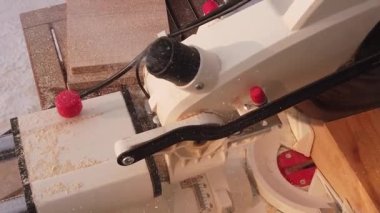 Tahta bir bloğu keserken, talaş aletten dışarı savrulur