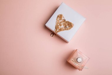 Sevgililer Günü. Parfüm ve pembe arka planda zincirli bir kutu..