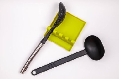 Kalkın, büyük kaşıklar, kepçeler, karıştırıcılar için tepsi. Mutfakta modern parçalar var. Yemek hazırlamak için uygun..