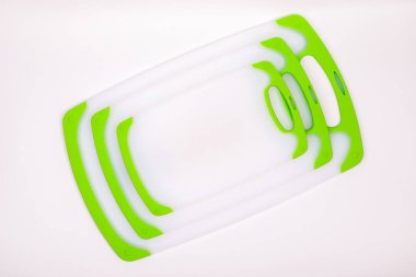 Yemek pişirmek için yeşil saplı beyaz mutfak kesme tahtaları. Yemek, sebze, et, balık kesmek için. Dayanıklı, profesyonel, beyaz plastik..